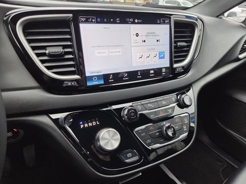 Used 2025 Chrysler Pacifica Select image 9