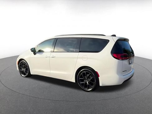 Used 2025 Chrysler Pacifica Limited image 10