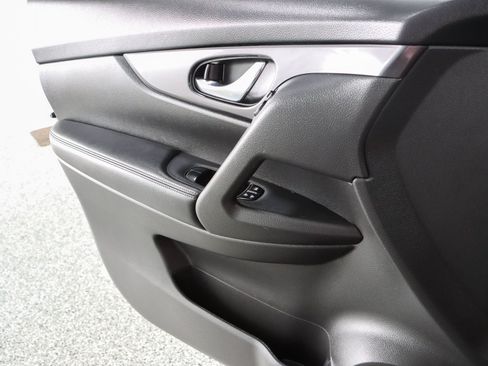 Used 2020 Nissan Rogue SV FWD image 21