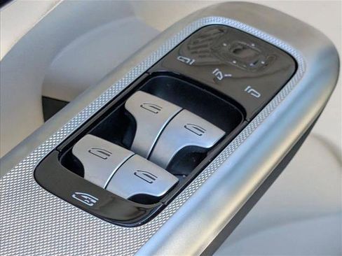 Used 2025 Mercedes-Benz GLC 350e 4MATIC image 12