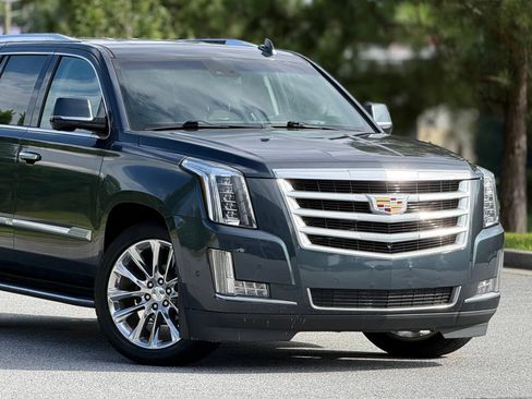 Used 2019 Cadillac Escalade Luxury AWD/4WD image 47