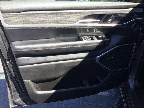 Used 2024 Jeep Wagoneer L Series II RWD image 9