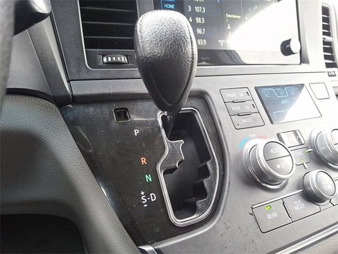 Used 2017 Toyota Sienna LE image 15