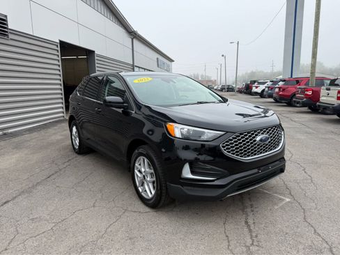 Used 2023 Ford Edge SEL image 2