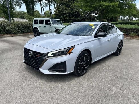 Used 2023 Nissan Altima 2.5 SR w/ SR Premium Package FWD image 3