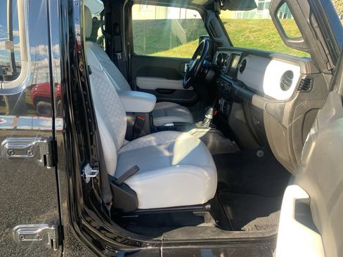 Used 2022 Jeep Wrangler Unlimited Sahara image 29