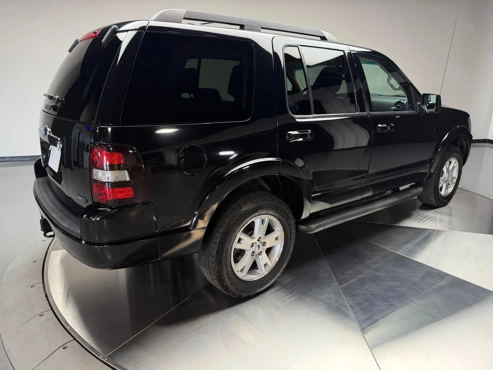 Used 2010 Ford Explorer XLT AWD/4WD image 2