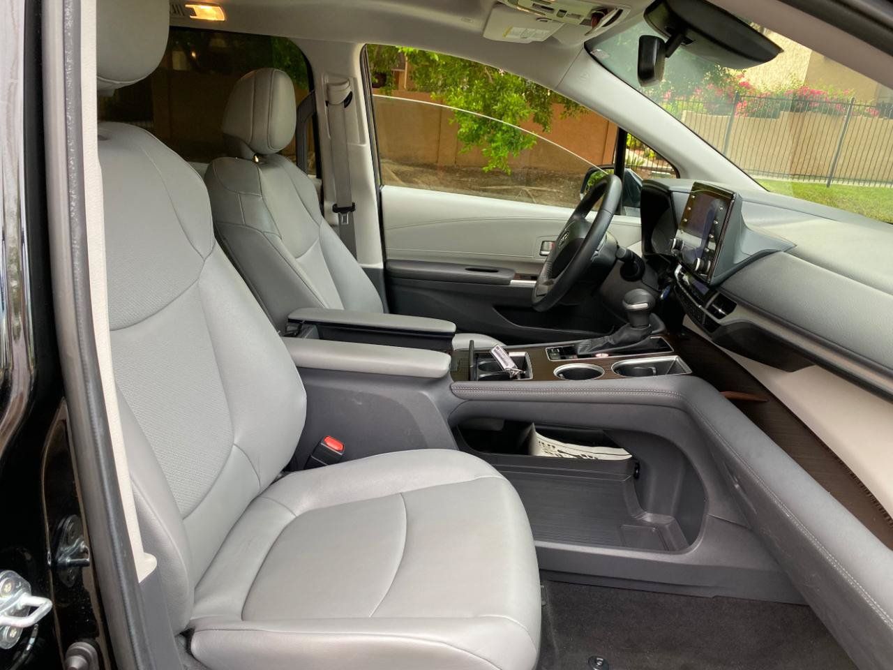 Used 2024 Toyota Sienna XLE FWD image 56