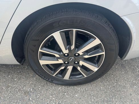 Used 2025 Nissan Versa SV FWD image 28