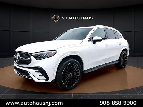 Used 2024 Mercedes-Benz GLC 300 4MATIC w/ AMG Line image 4