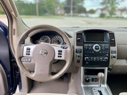 Used 2010 Nissan Pathfinder SE image 20