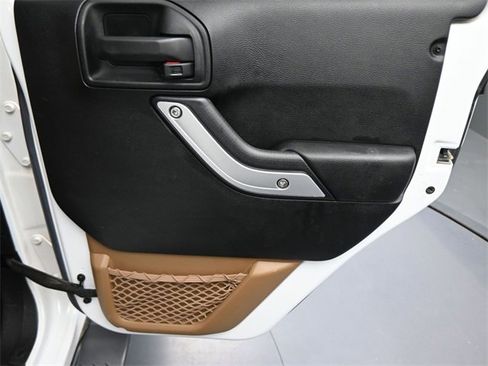 Used 2017 Jeep Wrangler Unlimited Sahara w/ Connectivity Group image 36