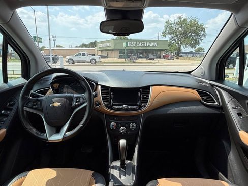 Used 2019 Chevrolet Trax LT w/ LT Convenience Package FWD image 17