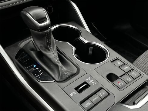 Used 2024 Toyota Highlander LE image 17