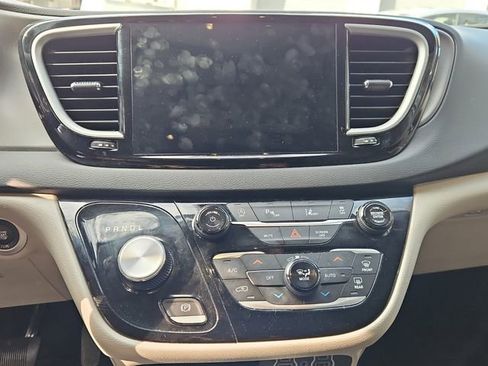 Used 2024 Chrysler Pacifica Touring-L image 10