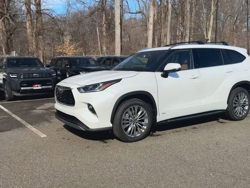 New 2025 Toyota Highlander Platinum AWD/4WD image 4