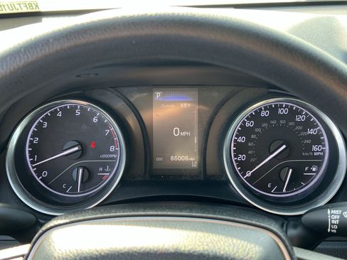 Used 2018 Toyota Camry LE FWD image 17