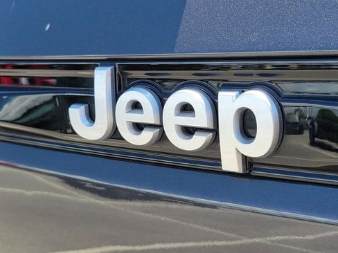 Used 2025 Jeep Grand Cherokee Summit AWD/4WD image 8