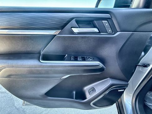 Used 2025 GMC Acadia Elevation image 13