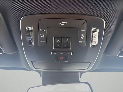 Used 2025 Toyota Sienna LE image 29