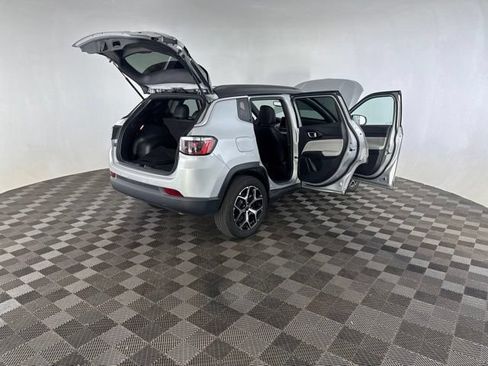 Used 2025 Jeep Compass Limited AWD/4WD image 17