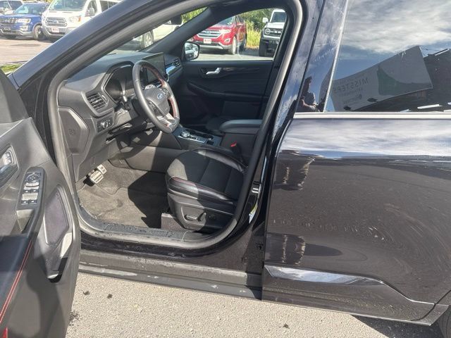 Used 2024 Ford Escape ST-Line w/ Tech Pack #1 AWD/4WD image 10