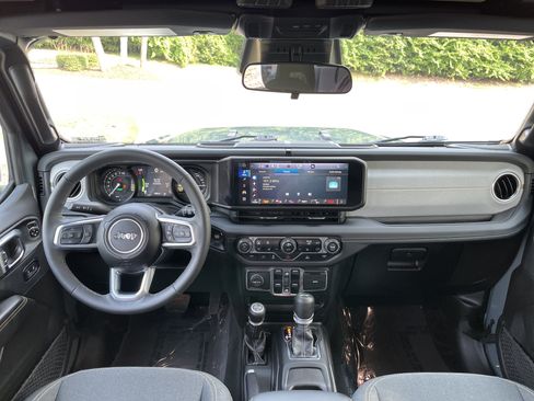 Used 2025 Jeep Wrangler Unlimited Sahara AWD/4WD image 27