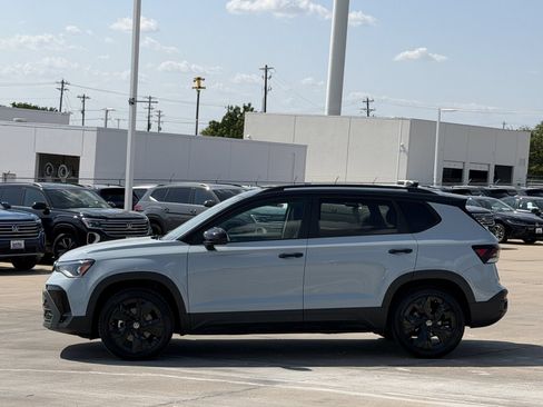 New 2026 Volkswagen Taos SE FWD image 7