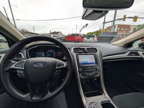 Used 2020 Ford Fusion SE FWD image 21