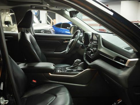 Used 2024 Toyota Highlander XLE AWD/4WD image 14