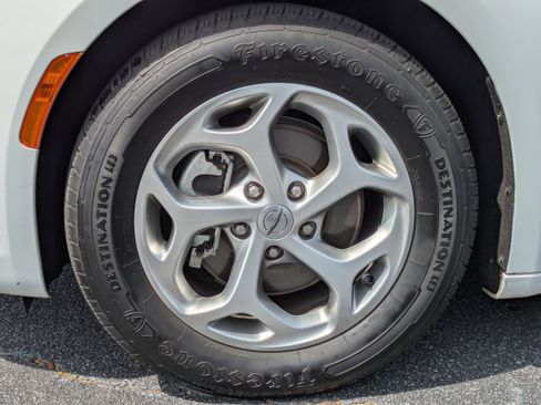 Used 2023 Chrysler Pacifica Limited image 31