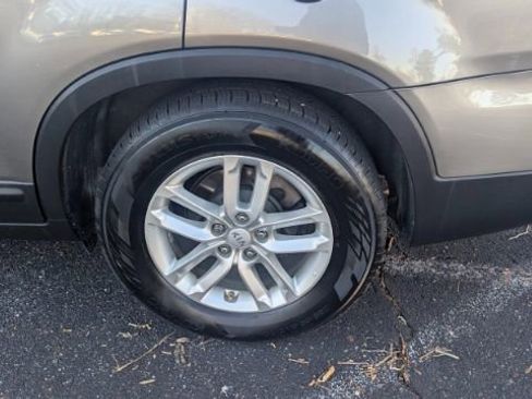 Used 2015 Kia Sorento LX image 10