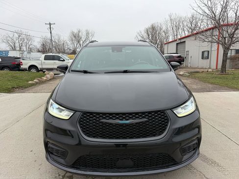 Used 2021 Chrysler Pacifica Limited w/ Uconnect Theater Family Group image 2