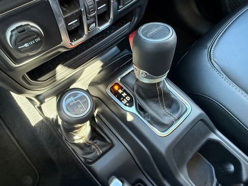 Used 2022 Jeep Gladiator Overland image 24