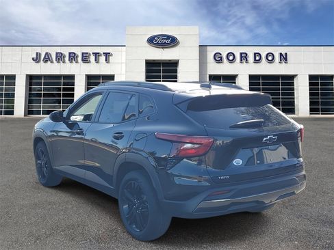 Used 2025 Chevrolet Trax ACTIV w/ Sunroof Package image 3