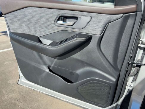 Used 2023 Nissan Rogue SV image 21