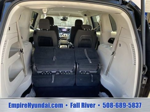 Used 2023 Chrysler Voyager LX FWD image 5