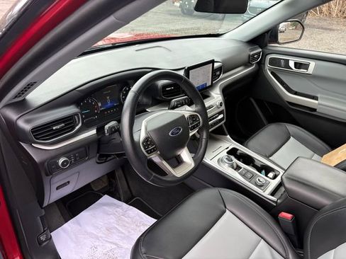 Used 2022 Ford Explorer XLT w/ Equipment Group 202A image 3