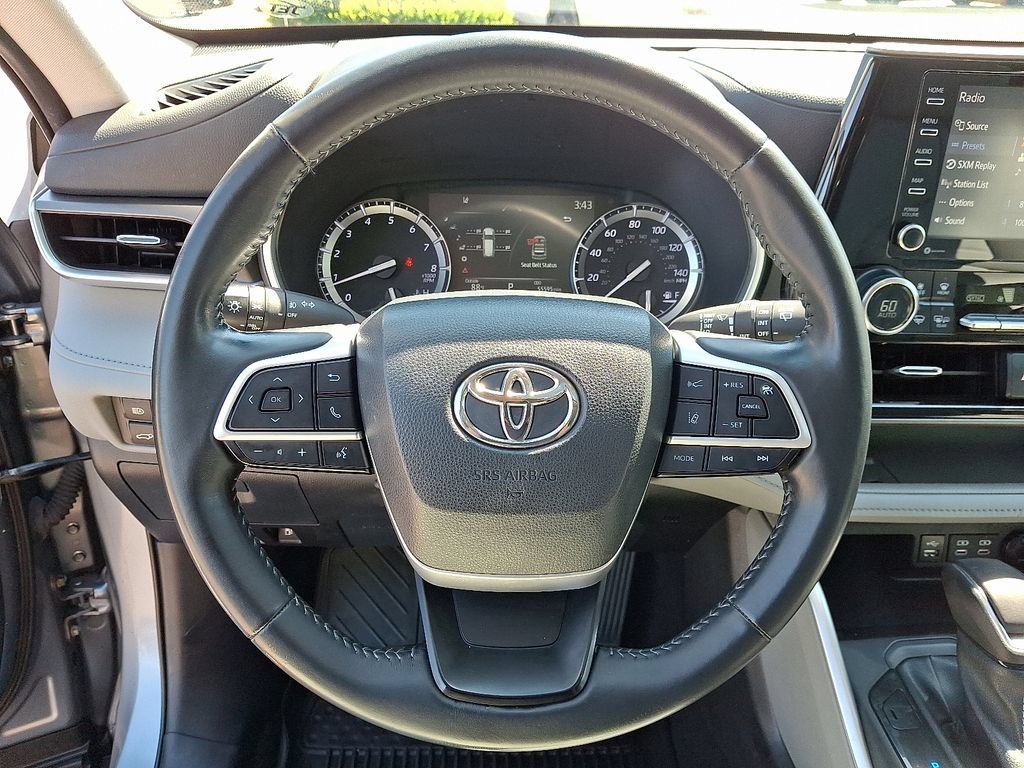 Used 2022 Toyota Highlander XLE AWD/4WD image 20