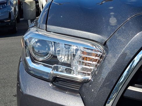 Used 2018 Toyota Tacoma SR5 AWD/4WD image 9