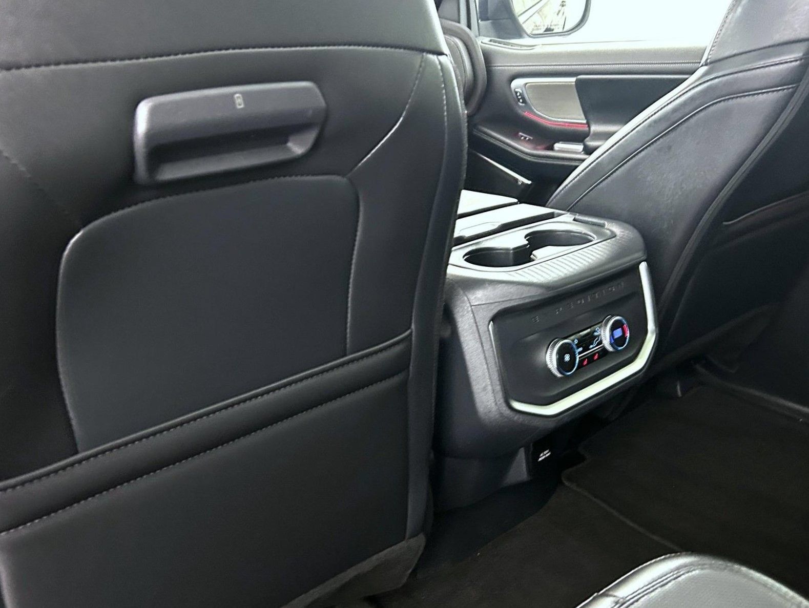 Used 2025 Ford Expedition Platinum AWD/4WD image 24
