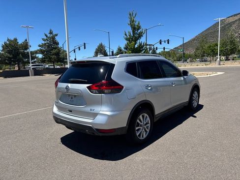 Used 2018 Nissan Rogue SV FWD image 3