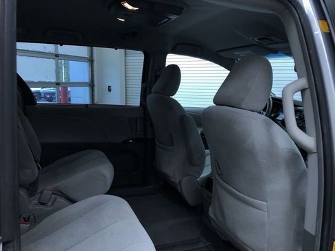 Used 2011 Toyota Sienna LE w/ Towing Pkg FWD image 23