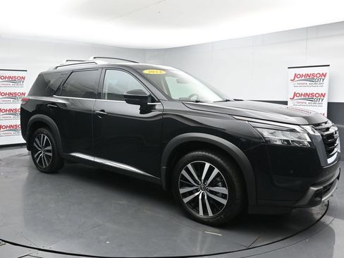 Used 2024 Nissan Pathfinder Platinum w/ Cargo Package image 2