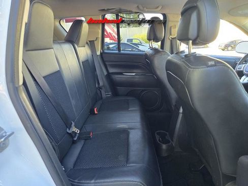 Used 2017 Jeep Compass Latitude FWD image 15
