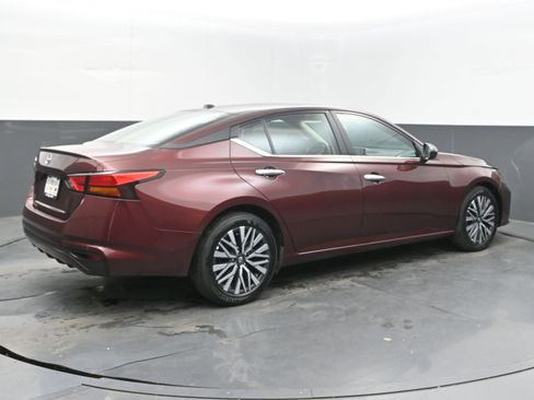 Used 2025 Nissan Altima 2.5 SV FWD image 9