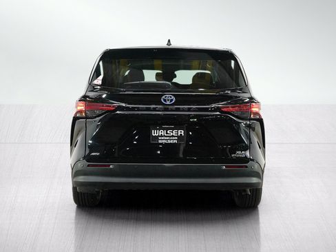 Used 2022 Toyota Sienna XLE AWD/4WD image 4