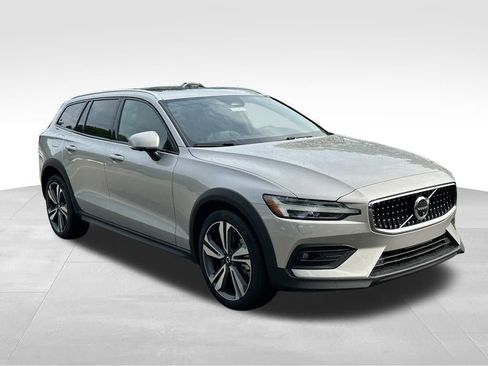 Used 2025 Volvo V60 B5 Cross Country Plus AWD/4WD image 5
