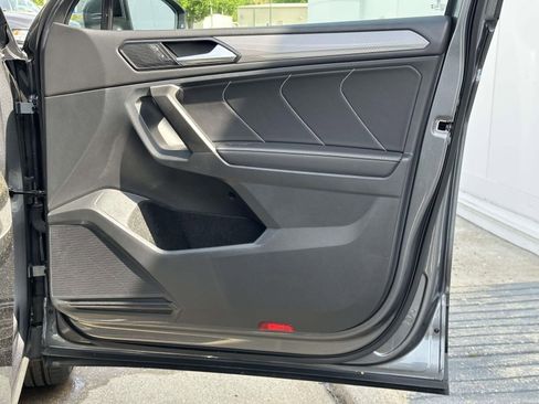 Certified 2024 Volkswagen Tiguan SE image 9