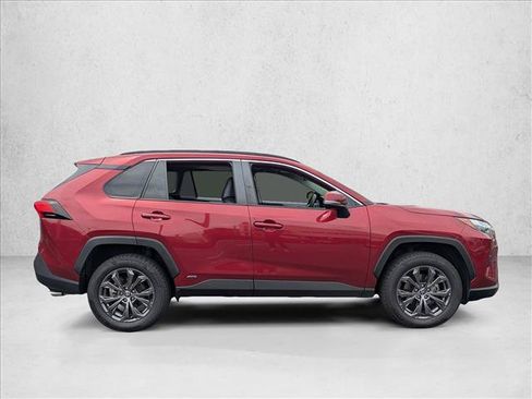 Used 2022 Toyota RAV4 XLE Premium AWD/4WD image 4